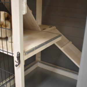 De houten konijnenkooi is deels voorzien van antiknaagstrips