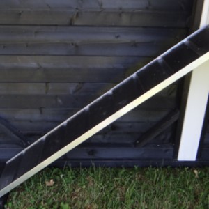 Kippenhok Supreme zwart/wit: de loopplank is gemaakt van aluminium en hout, en kan eenvoudig weg genomen worden.